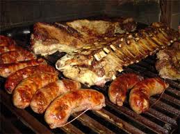 Churrasco de cerdo y chorizos criollos